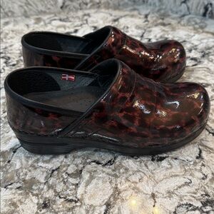 Sanita Womens Original Danish Clogs Leopard Print Size 37 (US 6) Slip resistant